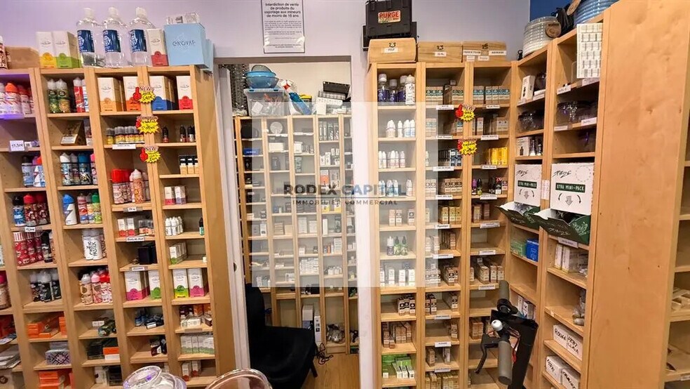 Retail in Paris for lease - Interior Photo - Image 2 of 4