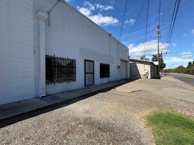 2324 Railroad Ave, Redding, CA à louer - Photo du bâtiment - Image 2 de 14