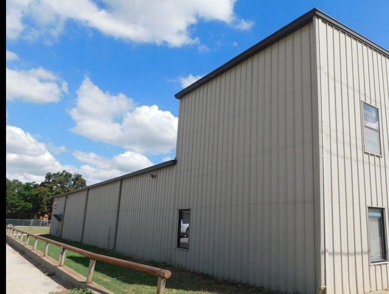 117 W Rock Island Ave, Boyd, TX à louer - Photo du bâtiment - Image 3 de 18