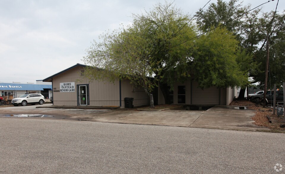 111 Rhodes St, Conroe, TX à vendre - Photo du bâtiment - Image 2 de 5