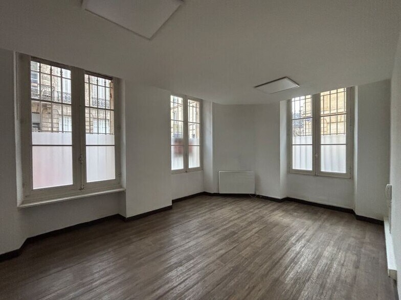 Office in Bordeaux for lease - Interior Photo - Image 3 of 6