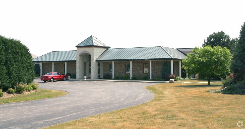 475 Mckenzie Rd, Mukwonago, WI à louer - Photo du bâtiment - Image 2 de 5