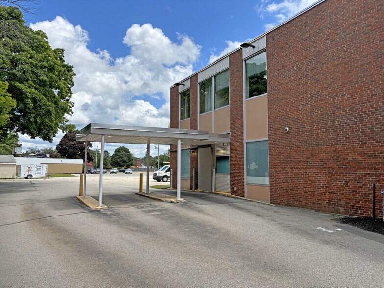 66 S Main St, Rochester, NH à vendre - Photo du bâtiment - Image 2 de 4