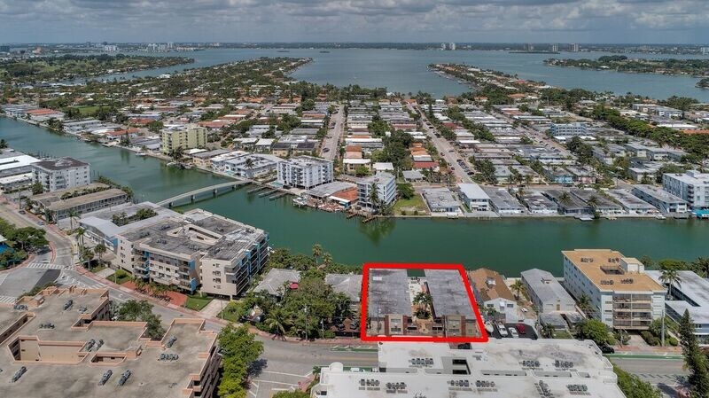 8210 Byron Ave, Miami Beach, FL à vendre - Photo du bâtiment - Image 3 de 8