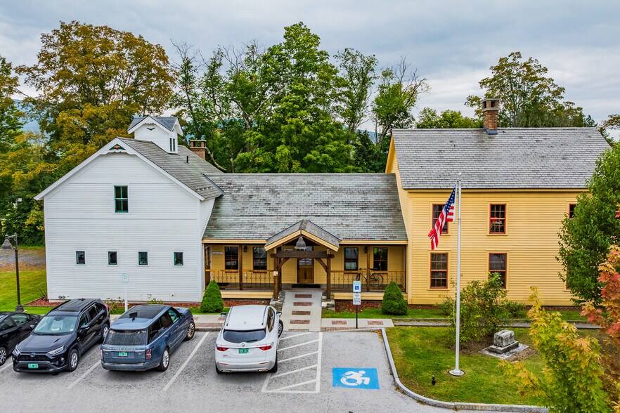114 Cemetery Ave, Manchester Center, VT à vendre - Photo du bâtiment - Image 2 de 50
