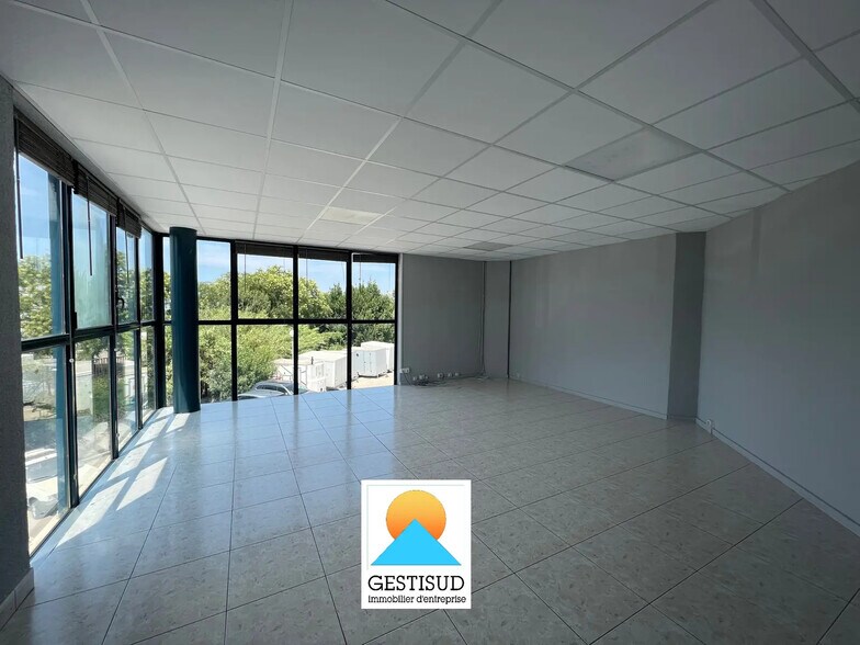 Office in Aubagne for lease - Interior Photo - Image 1 of 4