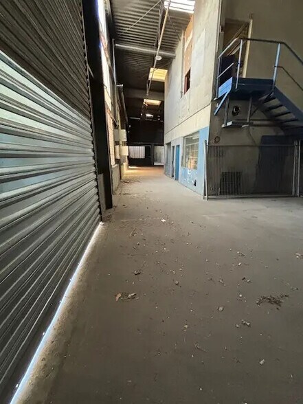 Local d'activités dans Saint-Priest à vendre - Photo du bâtiment - Image 3 de 8