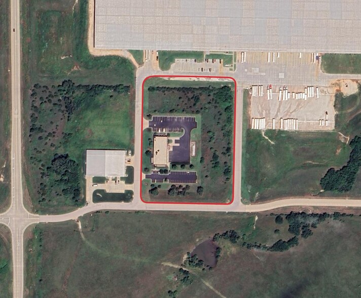 3900 E 12th Ave, Winfield, KS à vendre - Photo du bâtiment - Image 2 de 9