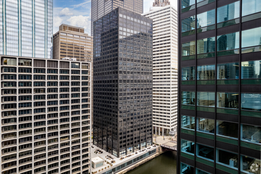 150 S Wacker Dr, Chicago, IL for lease - Building Photo - Image 1 of 14