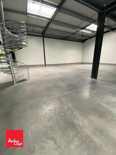Flex in Chartres for lease - Interior Photo - Image 2 of 4