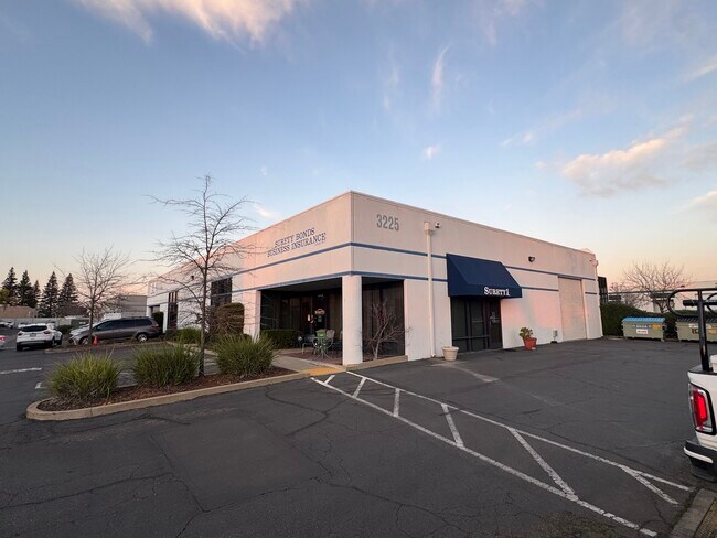 Plus de détails pour 3225 Monier Cir, Rancho Cordova, CA - Local d'activités à louer