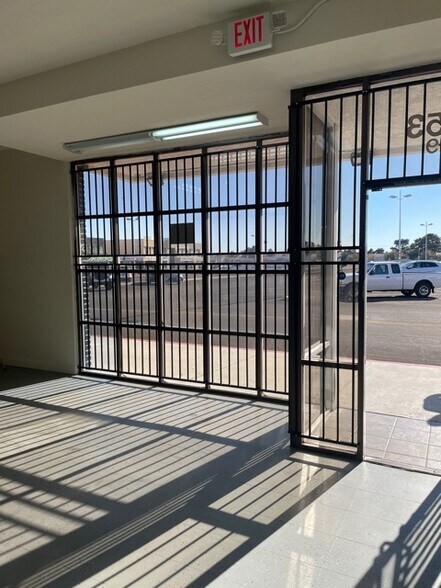 953 E Sahara Ave, Las Vegas, NV à louer - Photo du bâtiment - Image 3 de 14