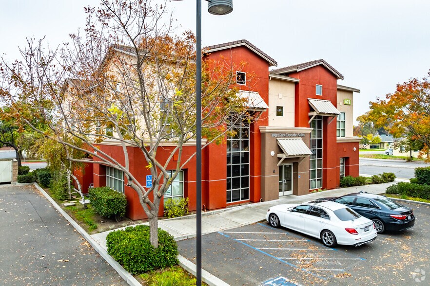 672 W 11th St, Tracy, CA à louer - Photo du bâtiment - Image 2 de 6