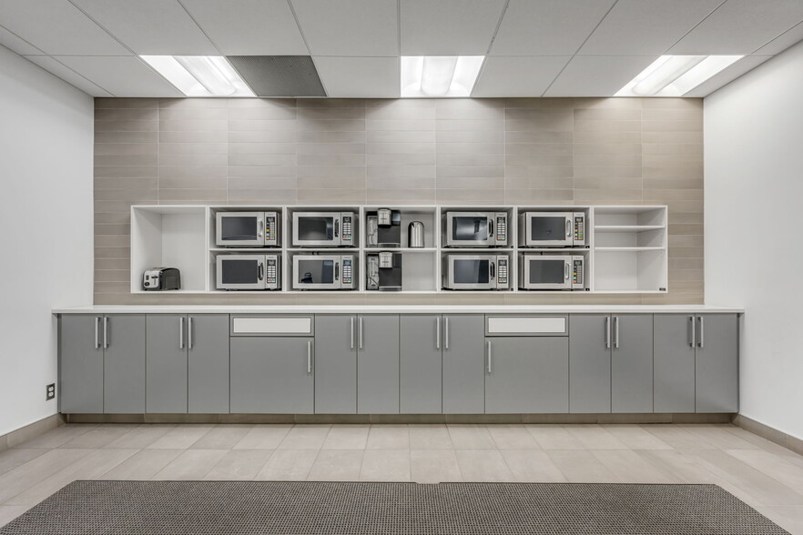 6500 Boul Guillaume-Couture, Lévis, QC for lease - Interior Photo - Image 2 of 10