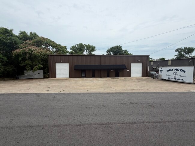 Plus de détails pour 926 Old Dry Creek Rd, Madison, TN - Local d'activités à louer