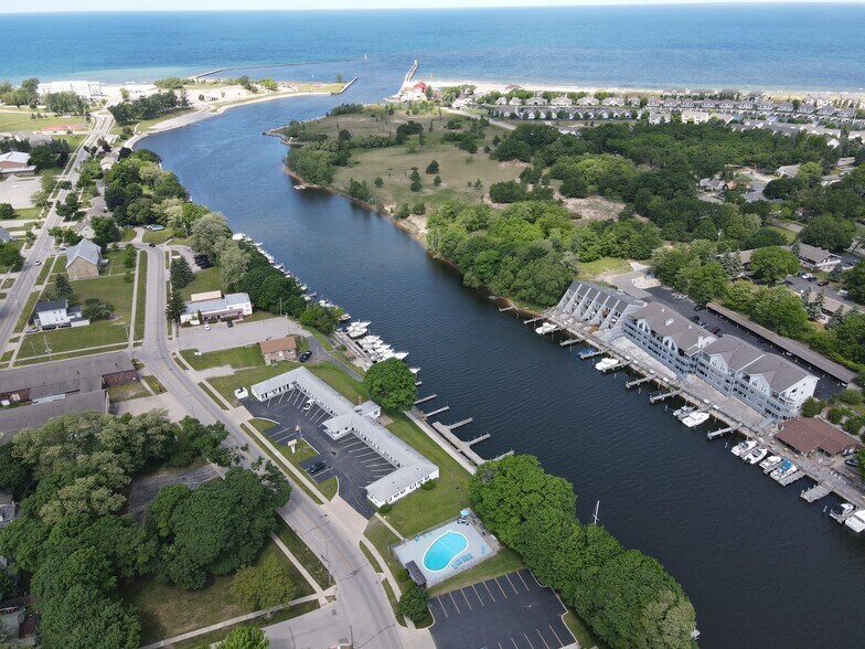 520 Water St, Manistee, MI à vendre - Photo du bâtiment - Image 3 de 30