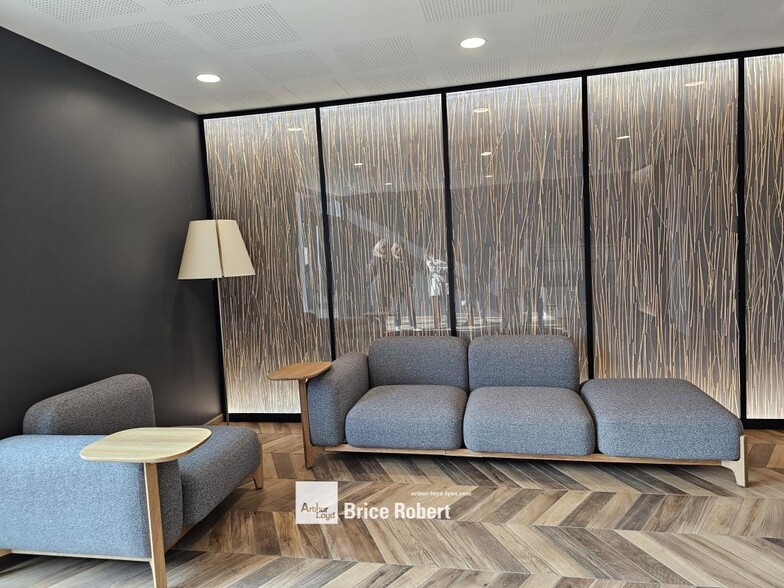 59 Rue De Saint-Cyr, Lyon for lease - Interior Photo - Image 2 of 9