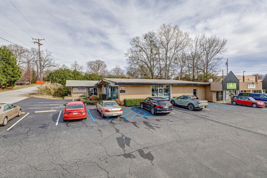 1122-1126 N Pleasantburg Dr, Greenville, SC à louer - Photo du bâtiment - Image 3 de 12