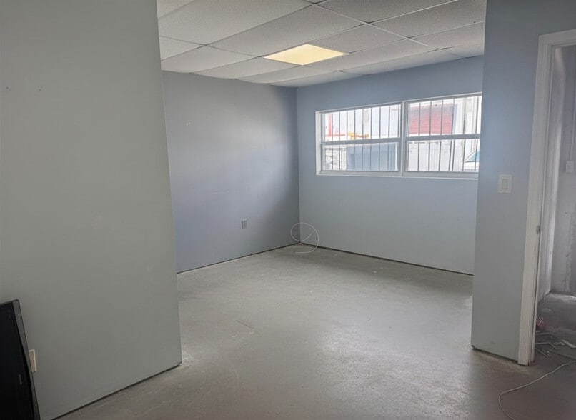 4330-4342 E 10th Ct, Hialeah, FL for lease - Building Photo - Image 3 of 7