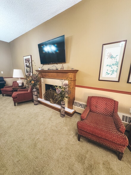 600 2nd St NW, Austin, MN for lease - Interior Photo - Image 2 of 10