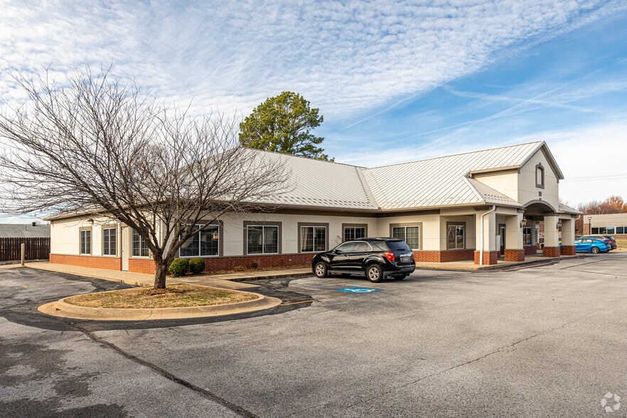 311 SW 18th St, Bentonville, AR à louer - Photo du bâtiment - Image 3 de 4