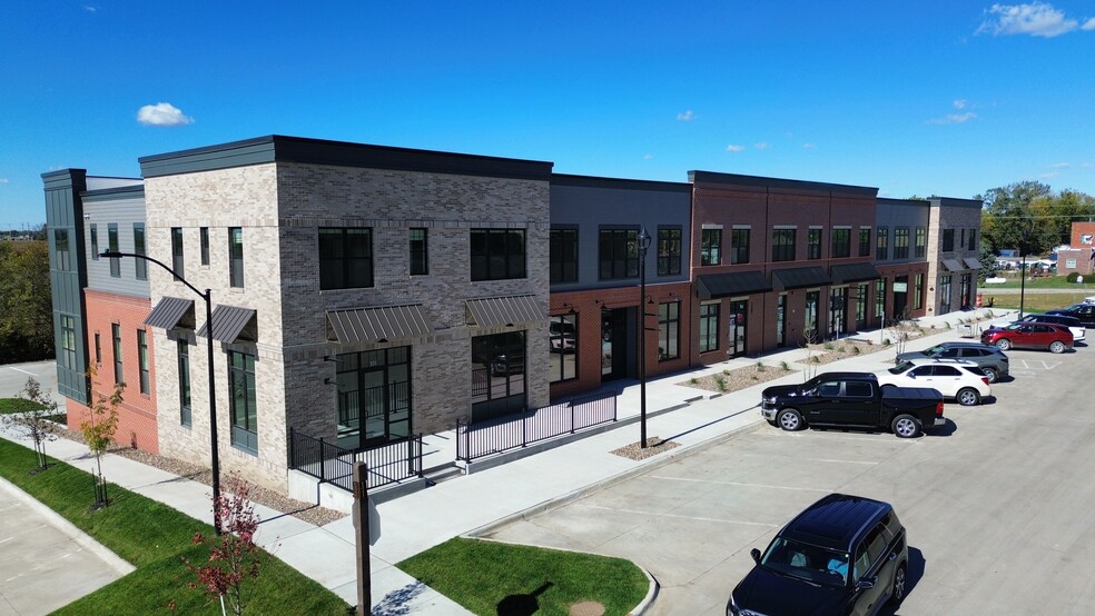 1107 S 44th St, Cumming, IA for lease - Building Photo - Image 2 of 5