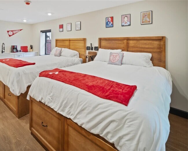 Plus de détails pour 518 Stewart Ave, Ithaca, NY - Services hôteliers à vendre