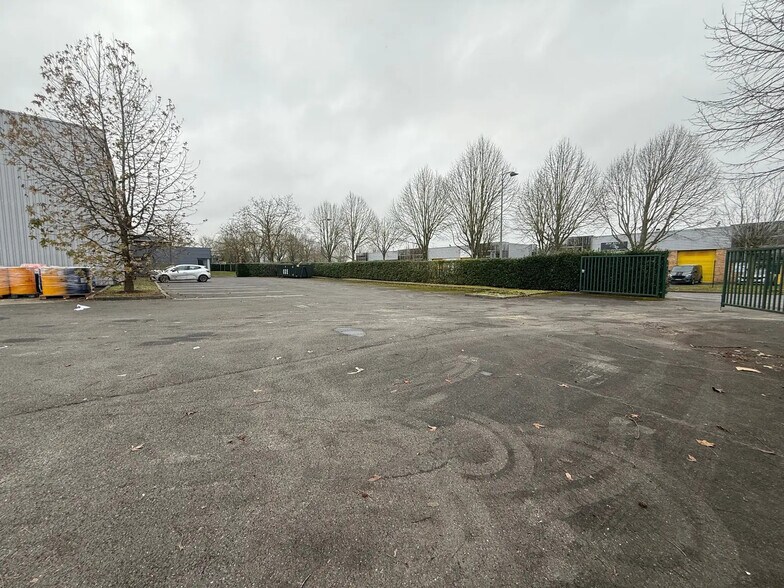 Local d'activités dans Le Plessis-Bouchard à vendre - Photo du bâtiment - Image 2 de 8