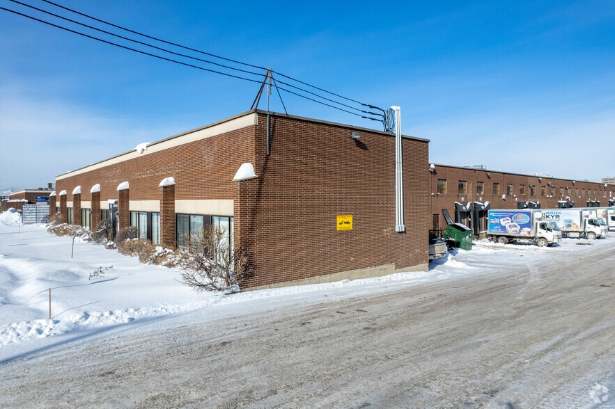 375-455 Deslauriers Rue, Saint-Laurent, QC à louer - Photo du bâtiment - Image 3 de 25
