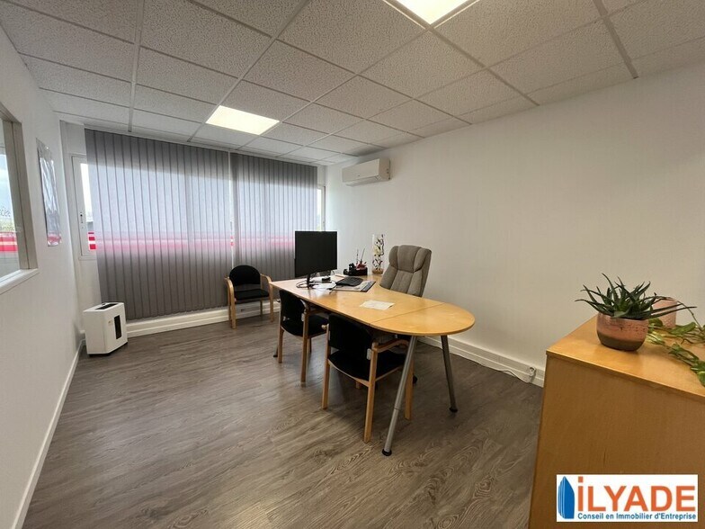 Office in Rousset for lease - Interior Photo - Image 1 of 8