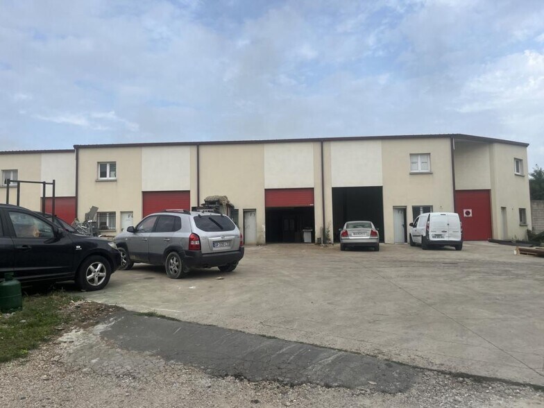 Industrial in Stains for lease - Building Photo - Image 1 of 33