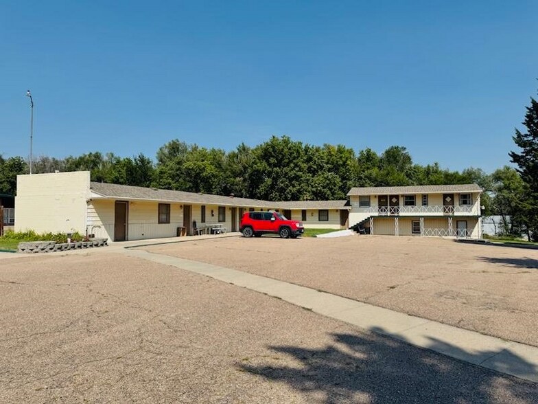 1300 E C St, McCook, NE à vendre - Photo du bâtiment - Image 2 de 32