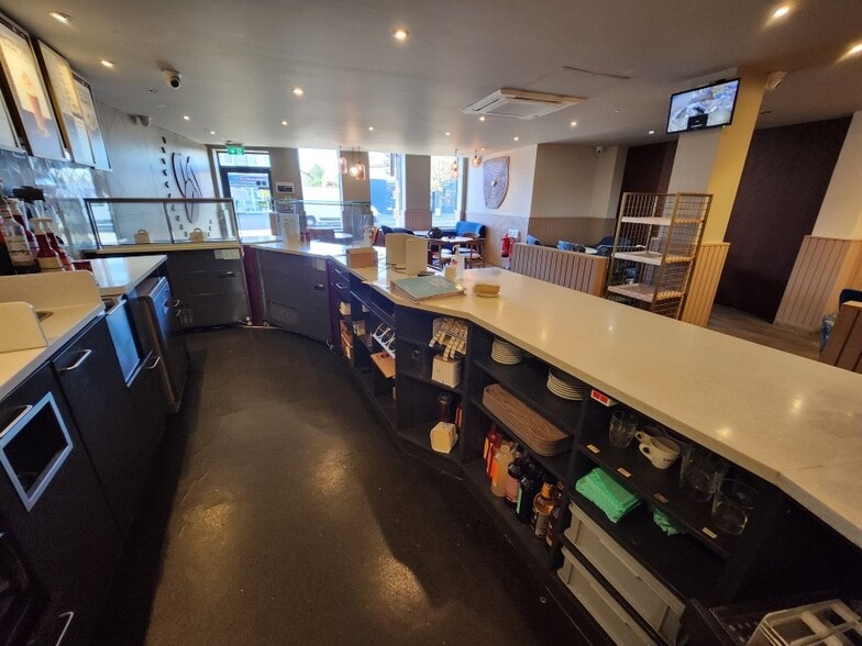 62 Turners Hl, Cheshunt for lease - Interior Photo - Image 3 of 17