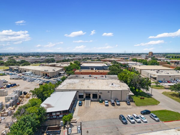 9210 King Arthur Dr, Dallas, TX à louer - Photo du bâtiment - Image 3 de 13