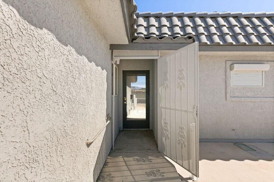 612 S Jones Blvd, Las Vegas, NV à vendre - Photo du bâtiment - Image 2 de 23