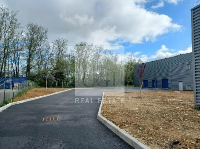 Industrial in LES ECHETS for lease - Building Photo - Image 2 of 4