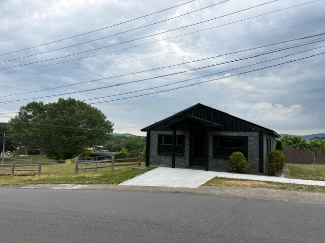 96 E Doughton St, Sparta, NC for sale - Building Photo - Image 2 of 6
