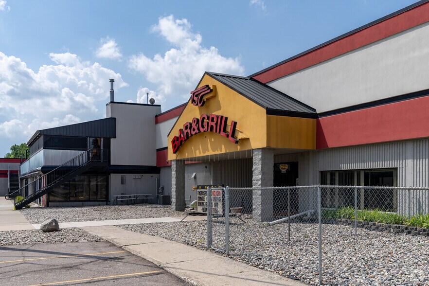 40501 Production Dr, Harrison Township, MI à vendre - Photo principale - Image 1 de 4