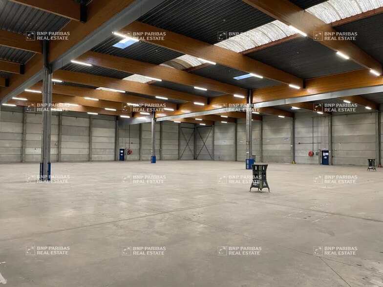 Flex in Saint-Thibault-des-Vignes for lease - Interior Photo - Image 2 of 8