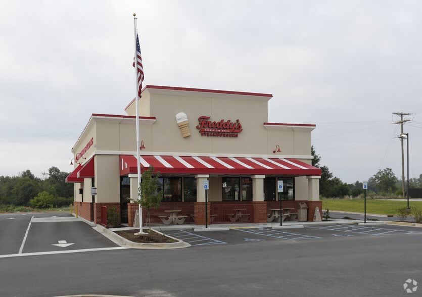 FREDDY’S FROZEN CUSTARD PORTFOLIO portefeuille de 4 propriétés à vendre sur LoopNet.ca - Photo principale - Image 2 de 6