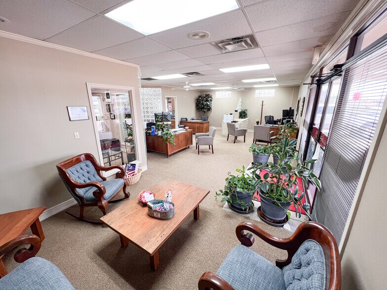 4200 N Midland Dr, Midland, TX à louer - Photo du bâtiment - Image 3 de 21