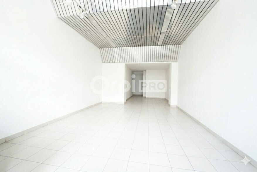 17 Cours Tolstoï, Villeurbanne for sale - Interior Photo - Image 1 of 7