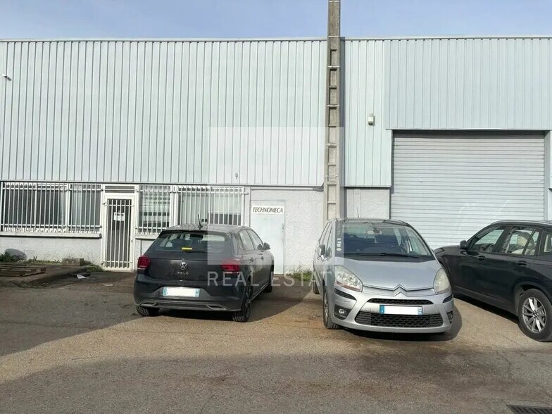 Flex dans Chassieu à louer - Photo du bâtiment - Image 3 de 3