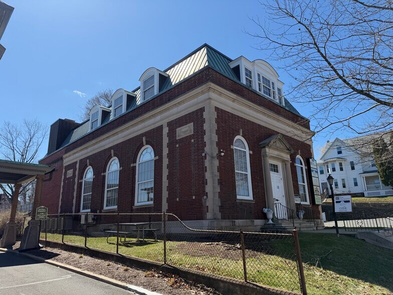 136 W Main St, New Britain, CT à vendre - Photo du bâtiment - Image 2 de 6