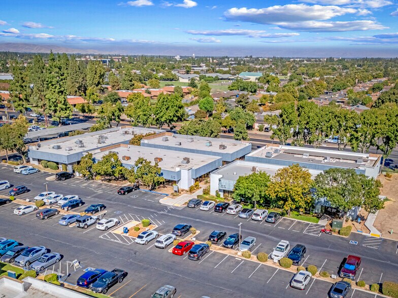 4747 N 1st St, Fresno, CA à louer - Aérien - Image 2 de 21