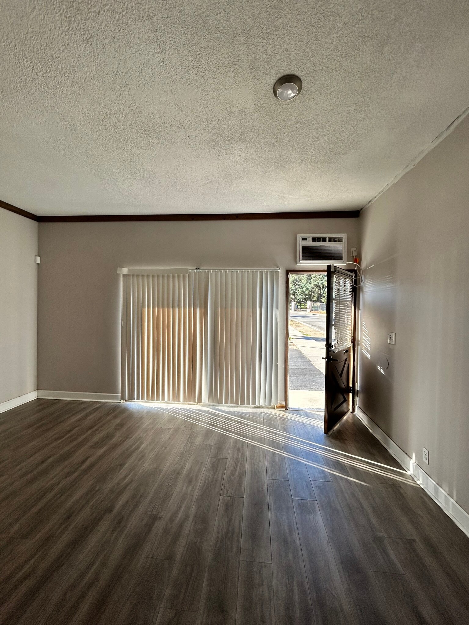 24262 Walnut St, Newhall, CA à louer Photo intérieure- Image 1 de 4