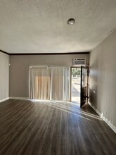 24262 Walnut St, Newhall, CA à louer Photo intérieure- Image 1 de 4