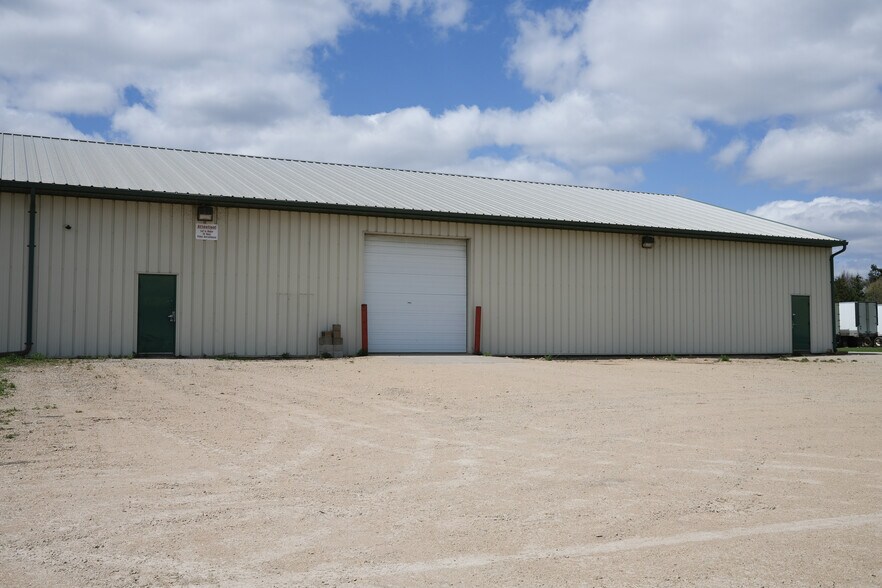 1975 Spindt Dr, Waupaca, WI à vendre - Photo du bâtiment - Image 2 de 18