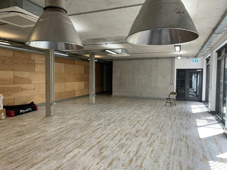 Turnham Green Terrace Mews, London for lease - Interior Photo - Image 2 of 9