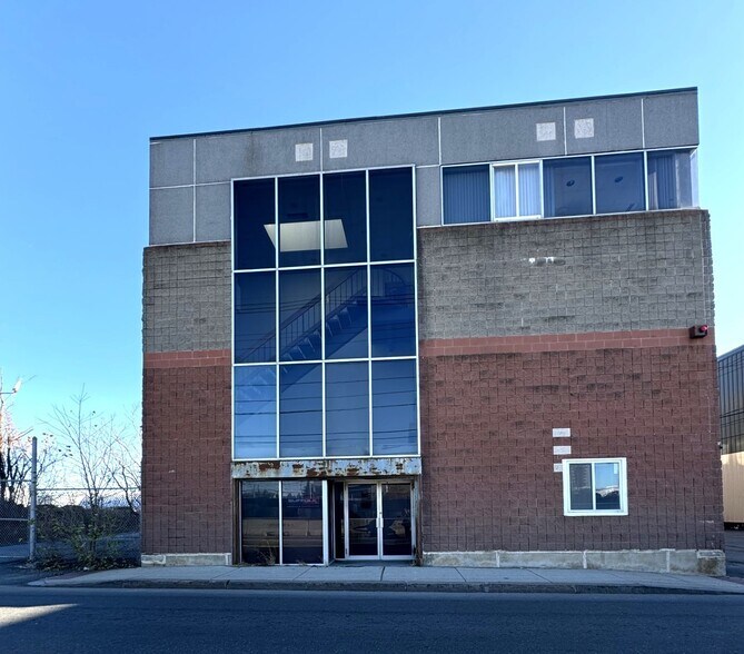 4 Betty St, Everett, MA à louer - Photo du bâtiment - Image 1 de 15